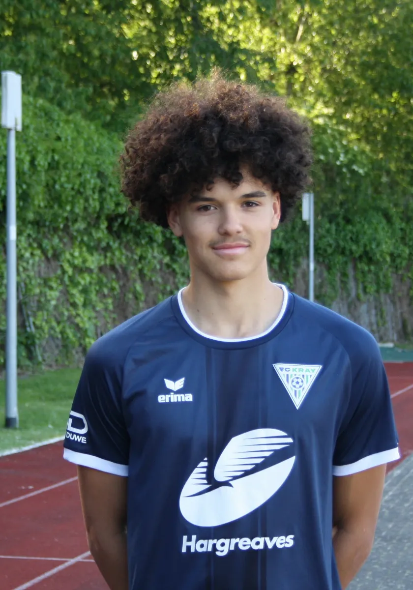 20 geworden, weiter am Ball: Elias bleibt beim FCK